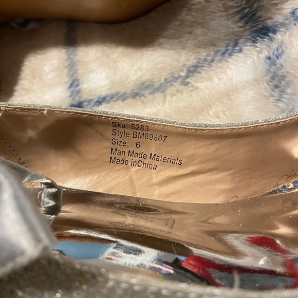 SOLD - Badgley Mischka Silver Glittery Heels - Picture 8 of 8